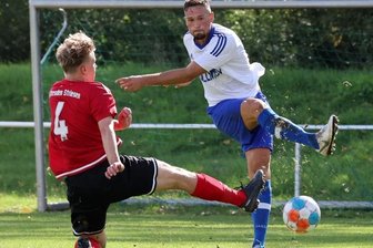 Glauchau verschlägt es die Sprache - Colin Ullmann (r.) vom VfB gehörte in der Vorwoche gegen Leipzig zu den Matchwinnern. Im Heimspiel gegen Dresden Striesen (hier mit Tim Schröter im Zweikampf) vergab Glauchau zu viele Chancen. 