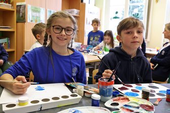 Glauchau: Wenn der Tod in die Familie kommt – Experte gibt Tipps für Eltern - Emma und Milan haben schon Erfahrungen mit dem Tod gemacht. In der Schule drücken sie ihre Traurigkeit in Farben aus.