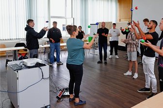 Glauchau: Wie Firma Schnellecke die Belegschaft fit hält - Schnellecke-Mitarbeiter bei der gesunden Pause.