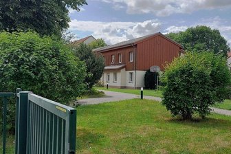 Glauchau: Wohnstätte für psychisch Kranke nach Feuerlöscherattacke evakuiert - Die Wohnstätte an der Oststraße steht derzeit leer. 