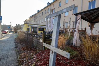 Glauchau: Zigarettenautomat gesprengt - Vom Zigarettenautomaten an der Kopernikusstraße ist nur noch die Halterung übrig geblieben.