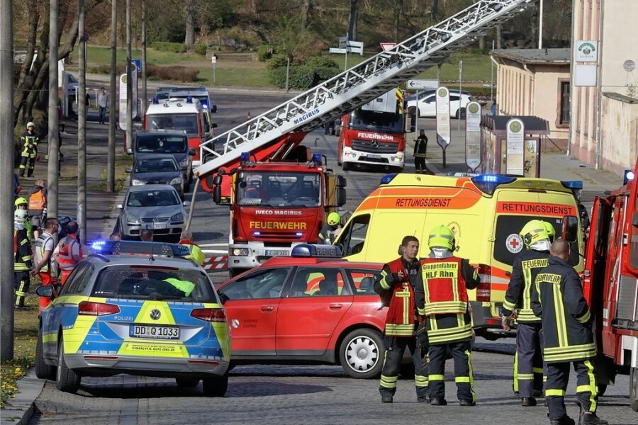 Glauchau: Zwei Brandstiftungen lösen Großeinsatz aus - Auf der Rosa-Luxemburg-Straße in Glauchau ist es am Donnerstagvormittag zu einem Großeinsatz der Rettungskräfte gekommen. 