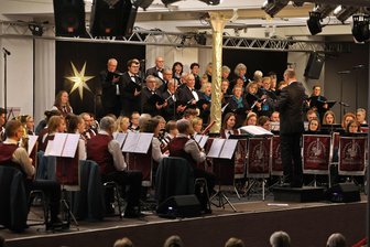 Glauchauer Agricolachor lädt zum Weihnachtskonzert ein - Der Agricolachor aus Glauchau mit dem Lichtensteiner Musikverein.