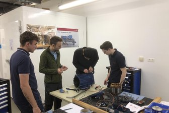 Glauchauer BA-Studenten erleben Praxistag in Reichenbach - Studenten der Berufsakademie Studienakademie Glauchau bei Lötübungen in der SKF-Werkstatt in Reichenbach.