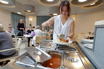 Glauchauer „Bürgerheim“ lockt mit frischer Hausmannskost in modernisierte Cafeteria - Die Mitarbeiterin der Cafeteria im „Bürgerheim“ Daniela Ludwig kennt fast alle mit Namen.