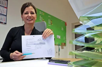Glauchauer Chefin kauft Mitarbeiter aus Gefängnis frei - Katja Mildner zeigt die Quittung von der JVA.