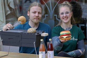 Glauchauer erleben die Premiere des Genussmarktes - Annemarie Friedrich und Lucien Berrier vom "Möhrchen" in Glauchau bereiten sich auf den Genussmarkt vor. Zum Angebot gehören gesunde Burger. 