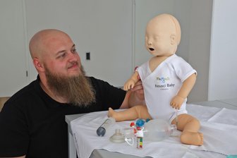 Glauchauer Erste-Hilfe-Schule: Wenn nach der Übung plötzlich der Ernstfall kommt - In der Glauchauer Schule Flo Medic von Florian Günther gibt es auch Kindernotfallkurse für Eltern, Großeltern und Babysitter.
