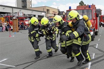 Glauchauer Feuerwehr holt beim Härtetest den Tagessieg - Das Glauchauer Team zieht das vier Tonnen schwere Fahrzeug.