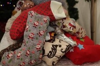 Glauchauer füllen im Flutgebiet "Mission Santa"-Socken - In den Socken sind Überraschungen für Kinder versteckt.