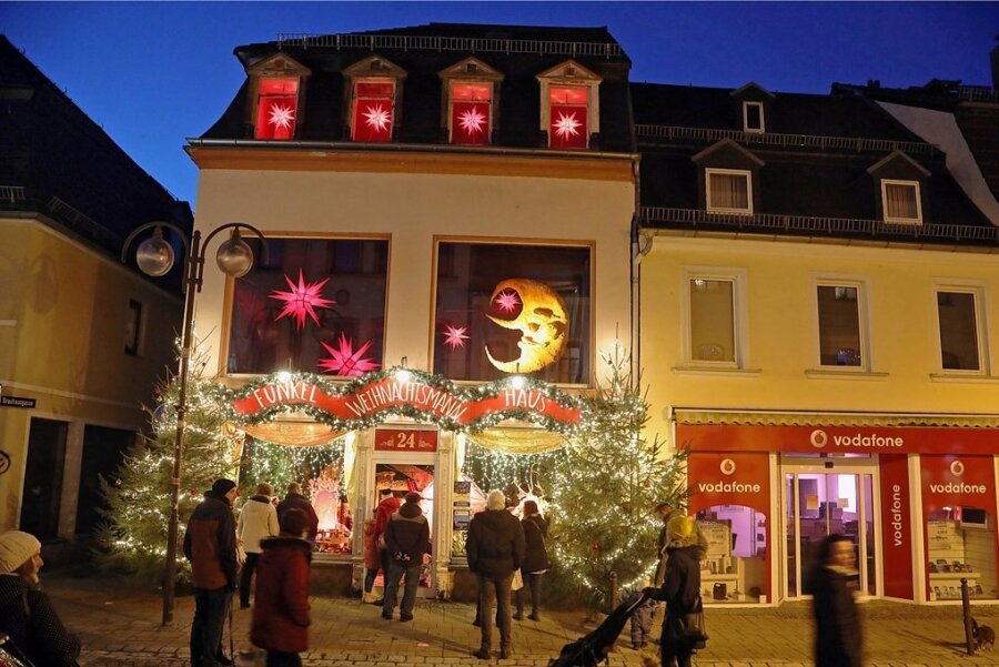 Glauchauer Funkelfenster mit 110.000 Besuchern - In der Fußgängerzone Leipziger Straße ist das Weihnachtshaus zu bestaunen. 
