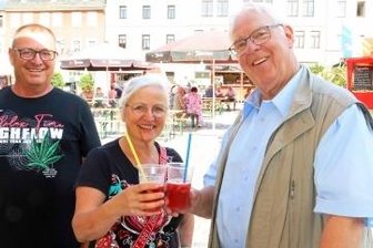 Glauchauer Gaumenfreuden beim Genussmarkt - Am Stand des Glauchauer Lionsclubs - rechts Präsident Klaus Neumann - gab es Bowle für den guten Zweck.