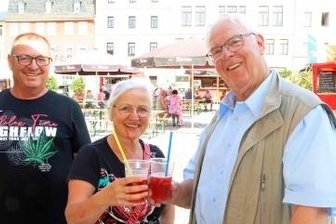 Glauchauer Gaumenfreuden von herzhaft bis fruchtig erfrischend - Am Stand des Glauchauer Lionsclubs - rechts Präsident Klaus Neumann - gab es Bowle für den guten Zweck.