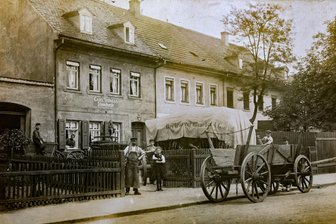 Glauchauer Handwerkstradition: Schmiedemeister Thomas geht in die fünfte Generation - Ein Bild aus dem Jahr 1903. Claus Thomas betrieb die Schmiede am Chemnitzer Platz.