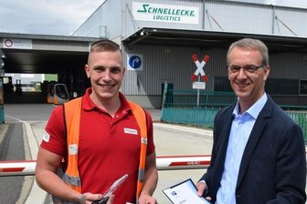 Glauchauer ist Landesbester - Torsten Spranger übergab Philipp Zimmer (li.) die Auszeichnung.