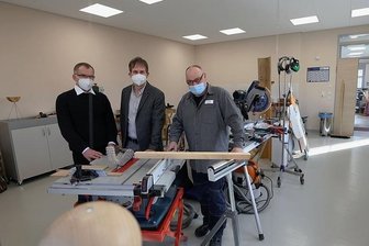 Glauchauer Klinik nimmt Reha-Zentrum in Betrieb - Der ehemaliger Chefarzt der Klinik für Psychiatrie, Dyrk Zedlick, Einrichtungsleiter Endrik Böhle und Tilo Leipold, Fachbereichsleiter Holz- und Metallwerkstatt, (von links) gewähren einen Blick in die Holzwerkstatt des neuen Rehazentrums in Glauchau.