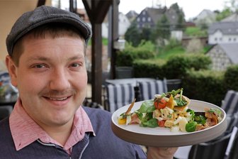 Glauchauer Köche verraten ihre Spargelrezepte - Benny Treiber von der „Erbschänke“ setzt auf eine klassische Variante des Spargelsalats, modern interpretiert.