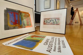 Glauchauer Künstler trauern um ihren Freund Ernst Kreitlow - In der Galerie "Art Gluchowe" wurde 2006 die 30 Jahre zuvor von Ernst Kreitlow mit initiierte Gerhard-Altenbourg-Ausstellung gewürdigt. Vorn das Ausstellungsplakat von 1976, dahinter zwei Exponate der Schau.