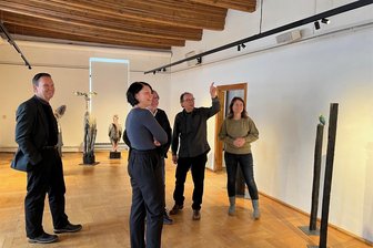 Glauchauer Kultur streckt Fühler nach Prag aus - Die Leiterin des sächsischen Verbindungsbüros in Prag, Josefine Ofner (Bildmitte), hat das Schloss Glauchau besucht. Dabei sah sie sich auch die aktuelle Ausstellung in der Galerie an.