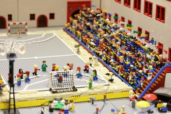 Glauchauer Lego-Ausstellung: In 16 Stunden 1800 Besucher - Die Lego-Bauer haben das Glauchauer Schloss in eine Handballarena verwandelt..