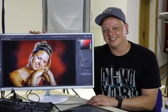 Glauchauer mit Geschlechtsanpassung: Von Rebellion, Drogensucht und dem Leben in Sachsen - Chris Alexander Famulla zeigt am Computer, wie er als junge Frau ausgesehen hat.