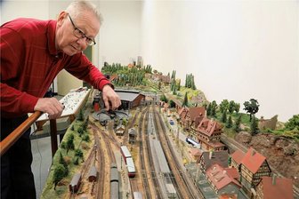 Glauchauer Modellbahner sind in Erfolgsspur unterwegs - Der Vereinsvorsitzende Jochen Horst an der H0-E-Anlage, ein Modell sächsischer Schmalspurbahnen.