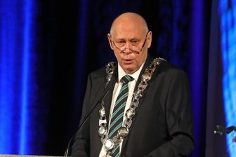 Glauchauer OB im Interview: "Werde nicht den Besserwisser spielen" - Bei der Verleihung von Ehrenmedaille und Ehrenurkunde trug Glauchau Oberbürgermeister Peter Dresler die Amtskette das letzte Mal.