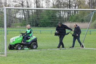 Glauchauer Ortsteil Wernsdorf groß im Fernsehen - Platzwart Klaus Domin hat für die Kameraleute seinen Rasentraktor in Gang gesetzt.