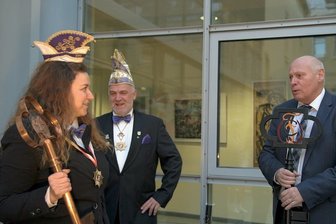 Glauchauer planen mit vier Veranstaltungen - Die neue Präsidentin des Glauchauer Carneval Clubs, Eileen Scheibe und Vorstandsmitglied Stefan Henning bekommen vom Glauchauer Oberbürgermeister Peter Dresler (rechts) den Rathausschlüssel.
