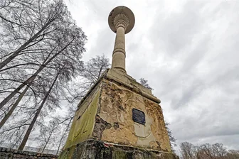 Glauchauer Politik sagt ja zur Hedrichsäule - Vor allem der Fuß der Glauchauer Hedrichsäule ist stark beschädigt.