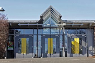 Glauchauer Sachsenlandhalle wird im Notfall Notunterkunft für Flüchtlinge - Sachsenlandhalle Glauchau: Die Immobilie, die dem Landkreis gehört, könnte 168 Flüchtlinge aufnehmen.
