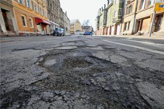 Glauchauer Schlaglöcher bleiben noch eine Weile - Viele Schlaglöcher, wie hier auf der Schlachthofstraße in Glauchau, bleiben noch eine Weile. 