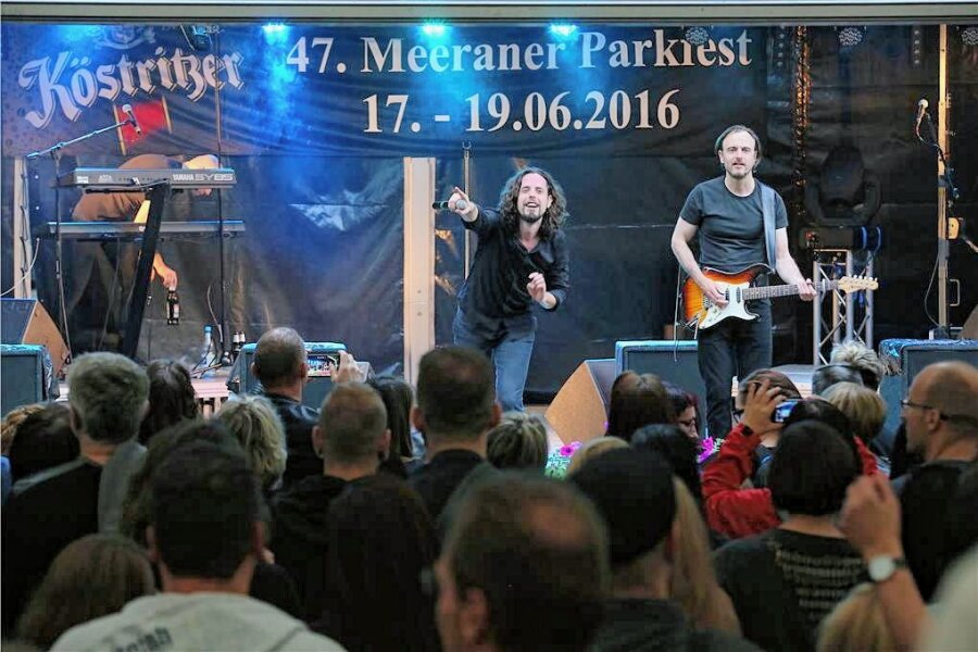 Glauchauer Stadttheater im Depeche-Mode-Fieber - Die Coverband Forced to Mode bei einer Show während der Meeraner Stadtfestes.