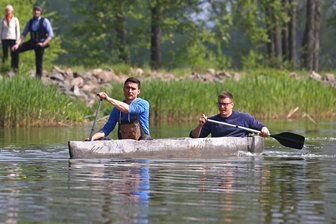 Glauchauer Studenten lassen Betonkanus zu Wasser -