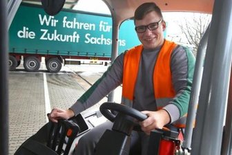 Glauchauer Unternehmen feiert 20 Jahre Ausbildung - Eric Orlowski aus St. Egidien absolvierte bei Schnellecke in Glauchau einst die Ausbildung zum Fachlageristen und erhielt anschließend einen Arbeitsvertrag.