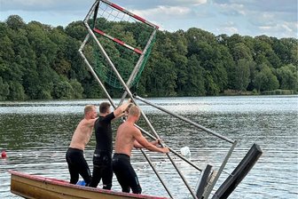Glauchauer Verein erneut von Vandalismus betroffen - Mit vereinten Kräften: Chris Ziese (hinten) und Co. bergen das versenkte Kanupolo-Tor aus dem Glauchauer Stausee.