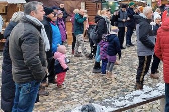Glauchauer Weihnachtsmarkt beginnt verhalten - Am Nachmittag wurde der Weihnachtsmarkt in Glauchau eröffnet.
