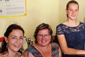 Glauchauerin ersingt ersten Preis im Landeswettbewerb "Jugend musiziert" - Susanne Lindemann (re.) mit Gesangslehrerin Claudia Schmiedel (li.) und Klavierbegleiterin Alexandra Weigel. 