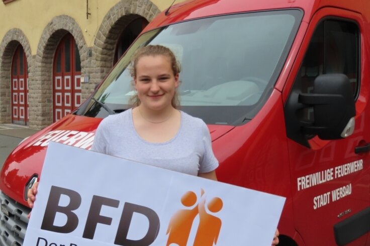 Glauchauerin hilft freiwillig in Werdau - Annika Lindig absolviert ihren Bundesfreiwilligendienst bei der Feuerwehr in Werdau. Die 17-Jährige will Rettungssanitäterin werden.