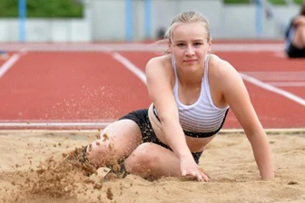 Glauchauerin ist auf dem Sprung über den großen Teich - Aktuell trainiert die Glauchauer Leichtathletin Luise Hammer noch hauptsächlich auf den Anlagen des TVL Freiberg. Ab September absolviert sie ihre Übungen in den USA. 