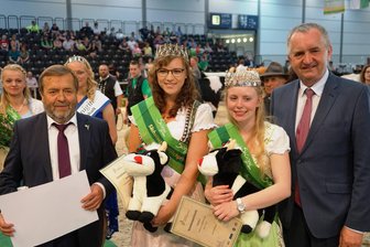 Glauchauerin wird sächsische Milchkönigin - Landesbauernpräsident Wolfgang Vogel, Milchprinzessin Kim Schubert, Milchkönigin Luisa Hochstein und Umweltminister Thomas Schmidt (CDU, v. l. n. r.).