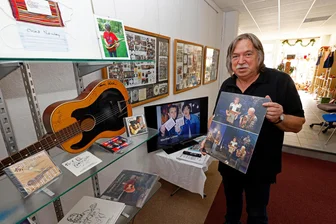 Glauchaus bekanntester Beatles-Fan zieht sich ins Private zurück - Edmund Thielow mit Exponaten seiner Ausstellung im „Neuen Mitteldeutschland“ in Glauchau.