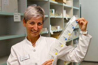 Glauchaus Klinikum baut für 5,5 Millionen Euro eine neue Apotheke: Warum „normale“ Patienten keine Rezepte einlösen dürfen - Apothekenleiterin Anja Bergmann und ihr 13-köpfiges Team konzentrieren sich auch im Neubau auf die Versorgung der Stationen, die Medikamente in sogenannten Unit-Dosen erhalten sollen.