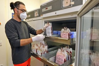 Glauchaus Krankenhaus: Blutkonserven sind Mangelware - Oberarzt Gabor Nagy kontrolliert die Bestände im Blutlabor des Glauchauer Klinikums.