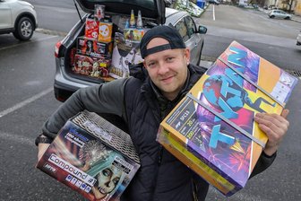 Glauchaus „Pyro-Tommy“ hat eine Botschaft zum Silvesterfeuerwerk - Auf dem Simmelparkplatz in Glauchau hat Pyrotechniker Tommy Ritter zu Silvester etwas ganz Großes vor.
