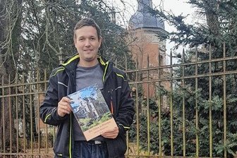 Glauchaus Villenkenner lüftet Geheimnisse - Richard Lorenz vor seiner Lieblingsvilla Meeraner Straße 13.