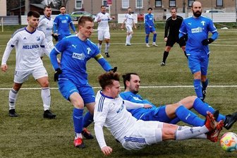 Glauchaus Wirbelsturm muss umstellen - Björn Trinks (vorne, weißes Trikot) - hier im Heimspiel gegen Blau-Weiß Leipzig - rappelte sich in seiner Karriere nach diversen Verletzungen immer wieder auf.