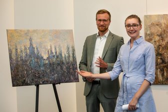 Gleich drei Ausstellungen würdigen vogtländischen Maler: „Manfred Feiler ist sein Leben lang seiner Heimatstadt treu geblieben“ - Stefanie Gebler und Tobias Kämpf präsentierten im Rathaus eine Reproduktion eines Manfred-Feiler-Werks. Es zeigt die Osterburg Weida.