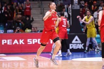 Gleich drei Basketballer der Niners Chemnitz feiern Debüt in der deutschen Nationalmannschaft - Jonas Richter jubelt über seinen verwandelten Drei-Punkte-Wurf zu Beginn des Spieles. Er machte ein starkes Länderspiel-Debüt.