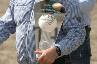 Gleich drei Reitturniere in der Rochlitzer Region: Pferdefreunde kommen zu Pfingsten auf ihre Kosten - Um diesen Pokal geht es am Montagnachmittag wieder beim Großen Preis in Langenleuba-Oberhain.
